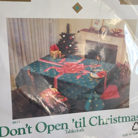 Vintage Bardwil Linens Christmas Tablecloth Round Sz. 70" - Picture 2 of 6